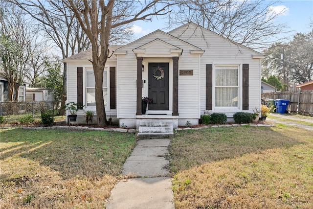 view of front facade featuring a front lawn