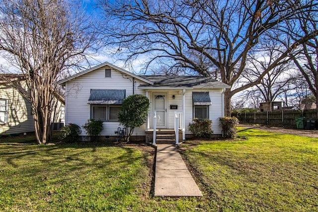 view of front facade featuring a front lawn