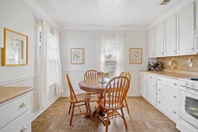 dining space featuring ornamental molding