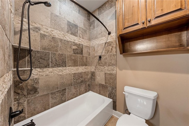 bathroom with toilet and tiled shower / bath