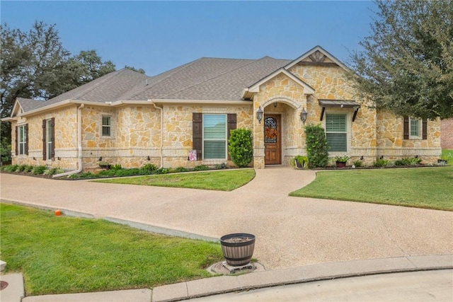 view of front of property with a front yard