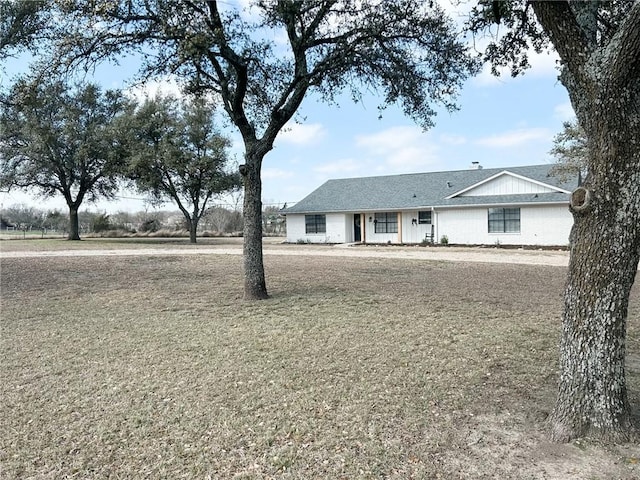 single story home featuring a front yard