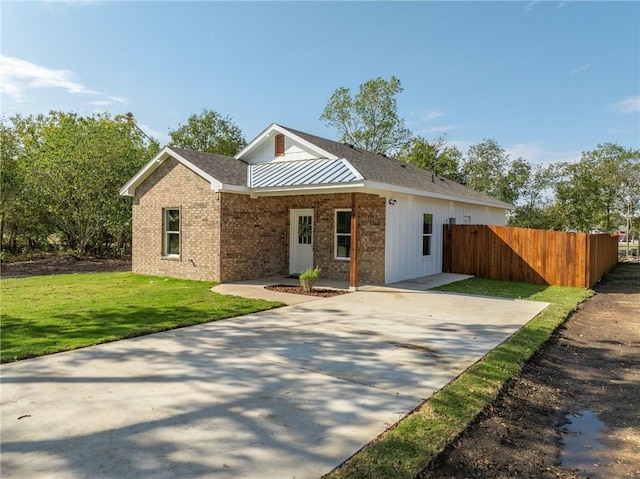 view of front of property with a front yard