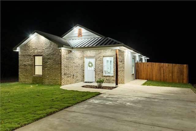 view of front of house featuring a yard