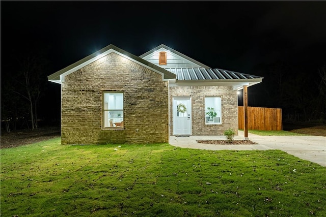 view of front facade featuring a yard