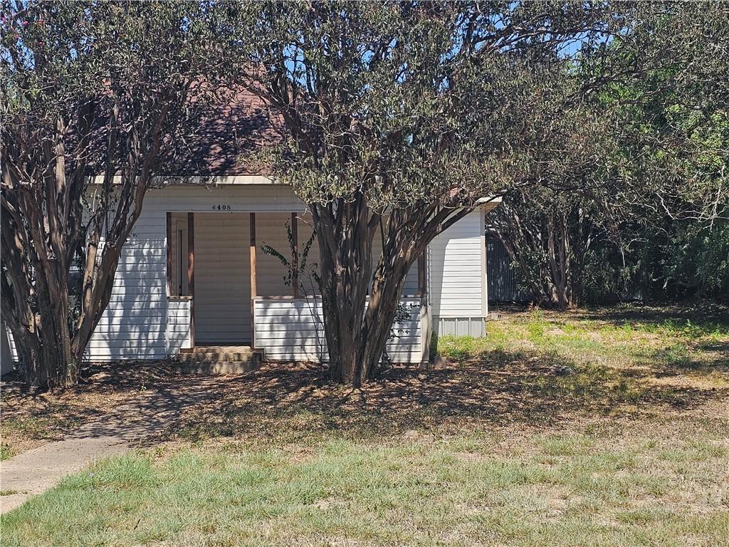 exterior space featuring a yard