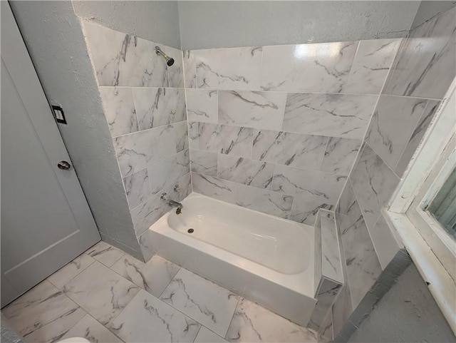 bathroom with tiled shower / bath combo