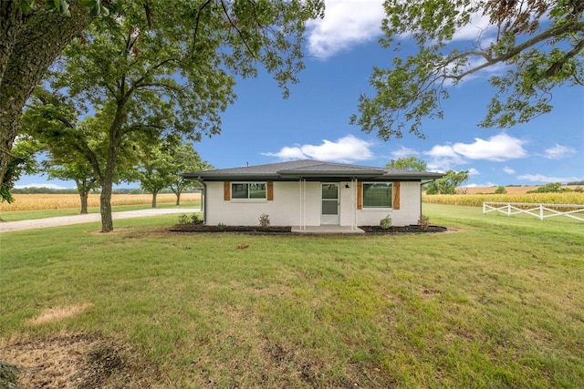 single story home with a front lawn