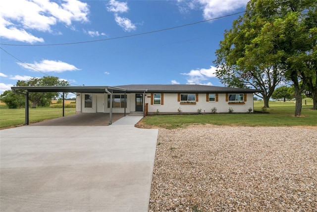 view of front of home featuring a carport and a front yard