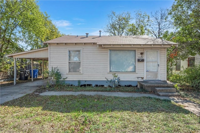 view of front of property featuring a carport and a front lawn