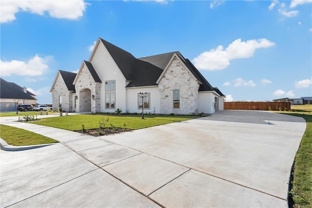 view of front of home featuring a front yard