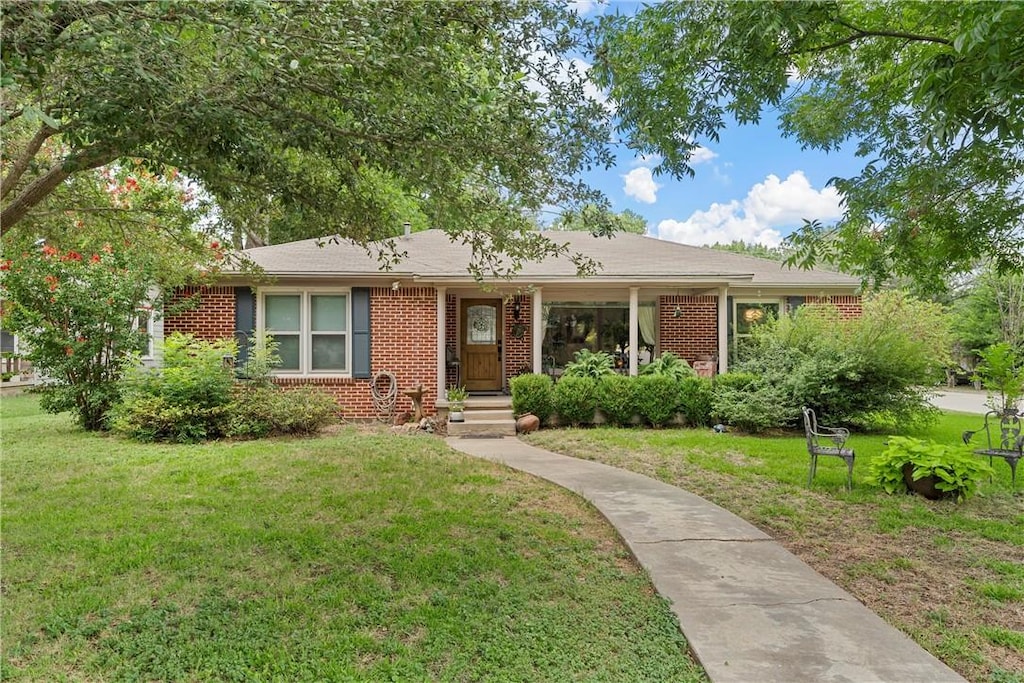 single story home featuring a front lawn