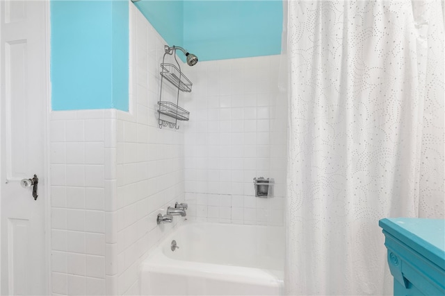 full bathroom featuring shower / bathtub combination with curtain