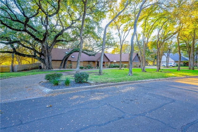 single story home with a front yard