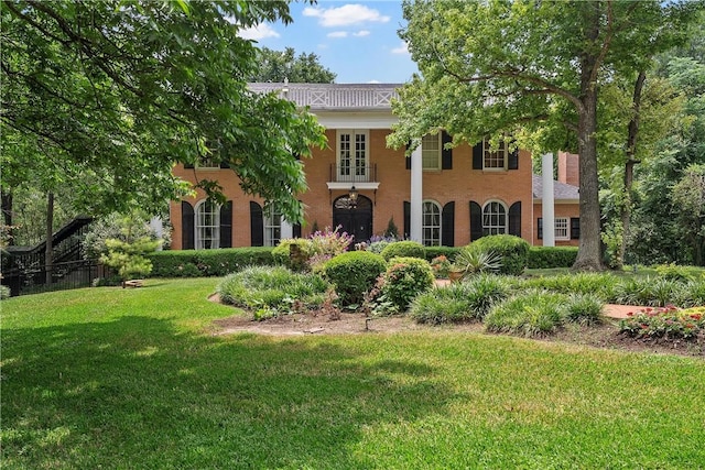 view of front of house with a front lawn