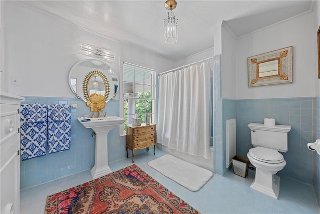 bathroom featuring crown molding, toilet, tile walls, and shower / tub combo with curtain