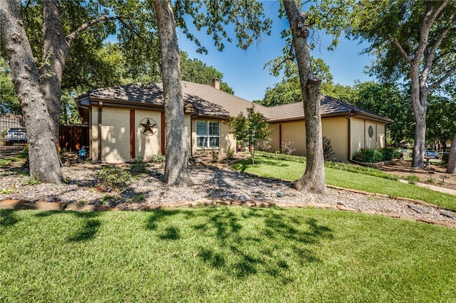 view of front of house featuring a front yard