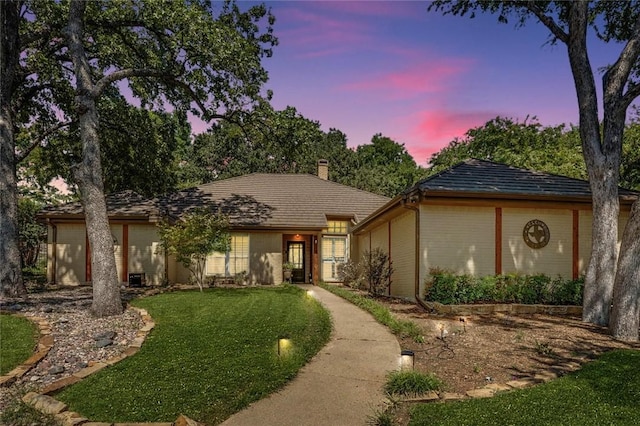 view of front of property featuring a lawn