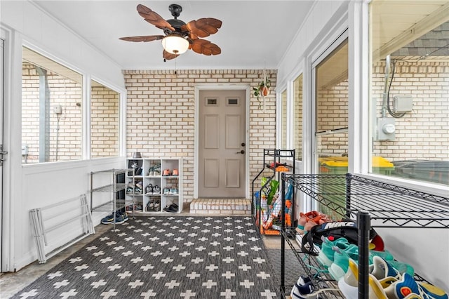 sunroom with ceiling fan