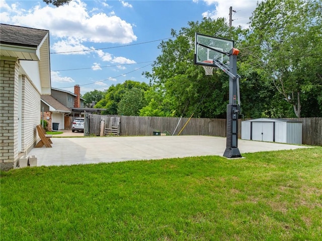 view of yard featuring a storage shed