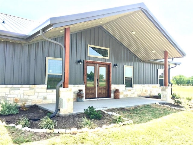 doorway to property with covered porch