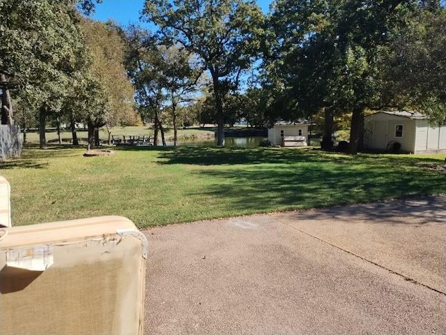 view of yard featuring a storage unit