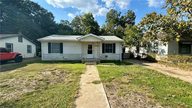 view of front facade with a front yard