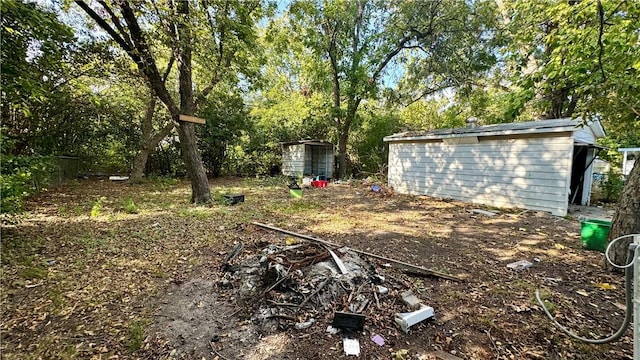 view of yard with a shed