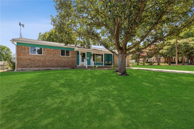 single story home with a front lawn