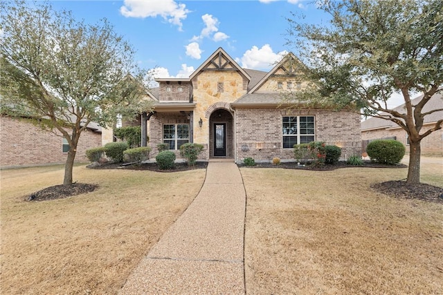 view of front facade featuring a front lawn