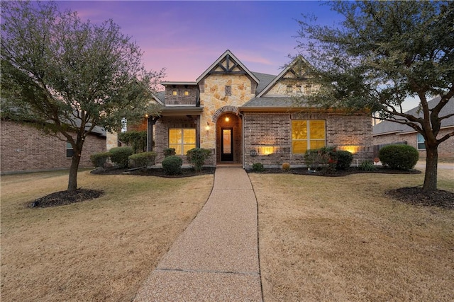 view of front of property featuring a lawn