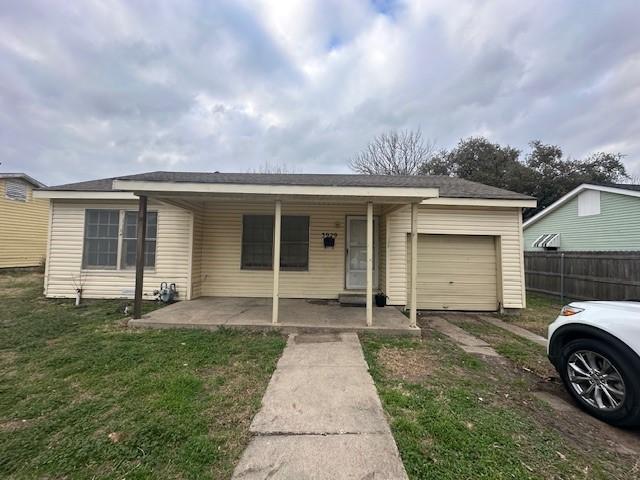 view of front of home featuring a garage and a front yard