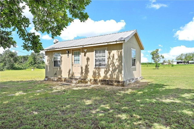 view of front of home featuring an outdoor structure and a front lawn