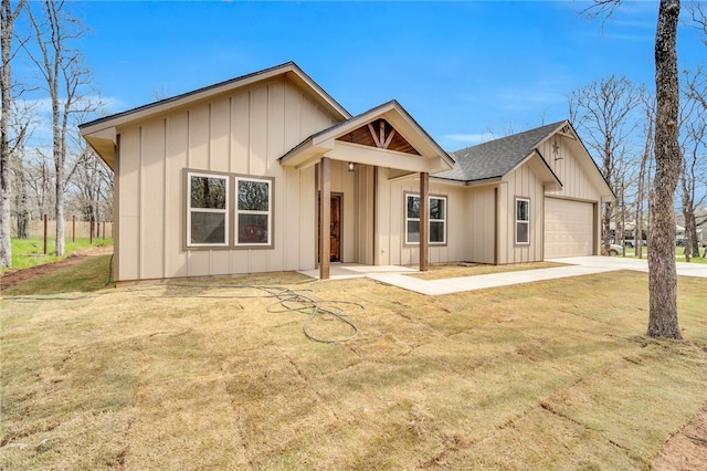 view of front of home featuring a front yard and a garage