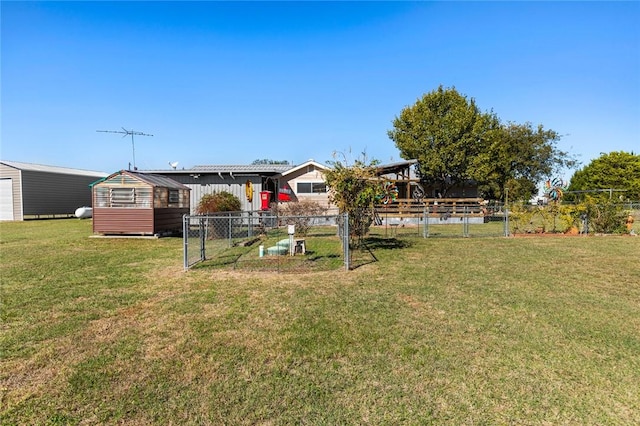 view of yard featuring an outbuilding