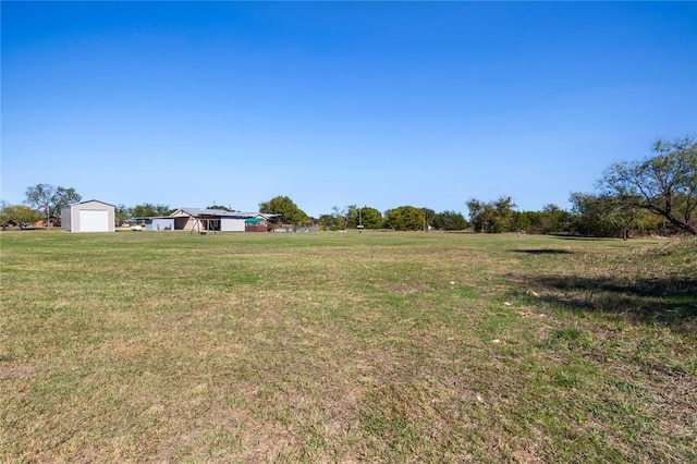 view of yard featuring a rural view