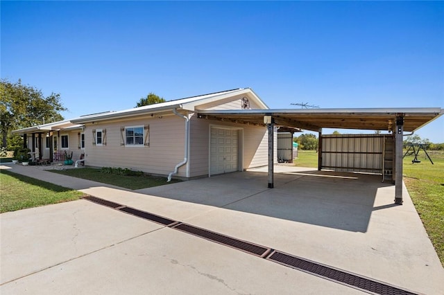 view of front of home with a carport and a front lawn