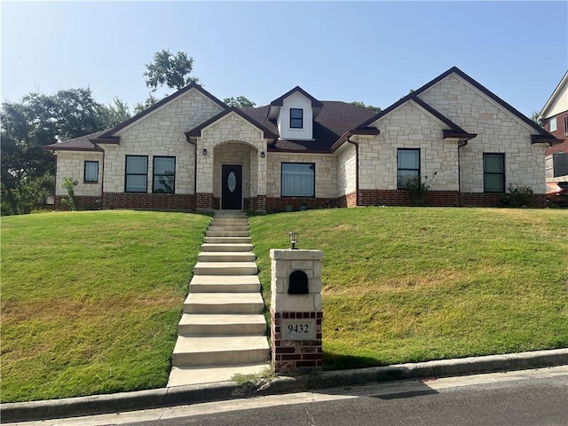 view of front of home featuring a front lawn