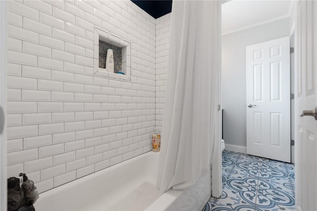 full bathroom with shower / tub combo with curtain, toilet, crown molding, and baseboards