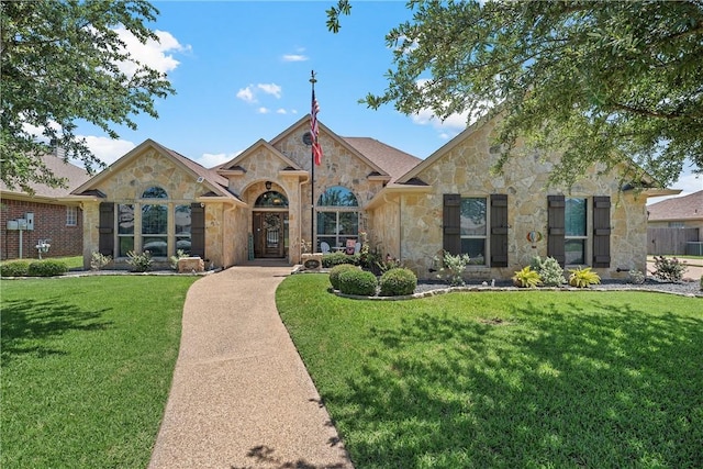 view of front of house featuring a front lawn