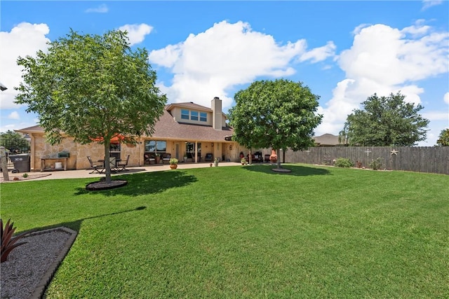 view of yard featuring a patio