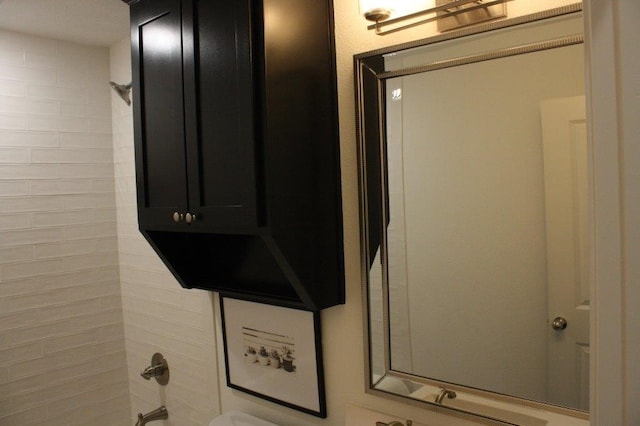 bathroom featuring tiled shower / bath