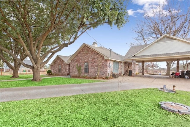 view of front of property featuring a carport and a front yard