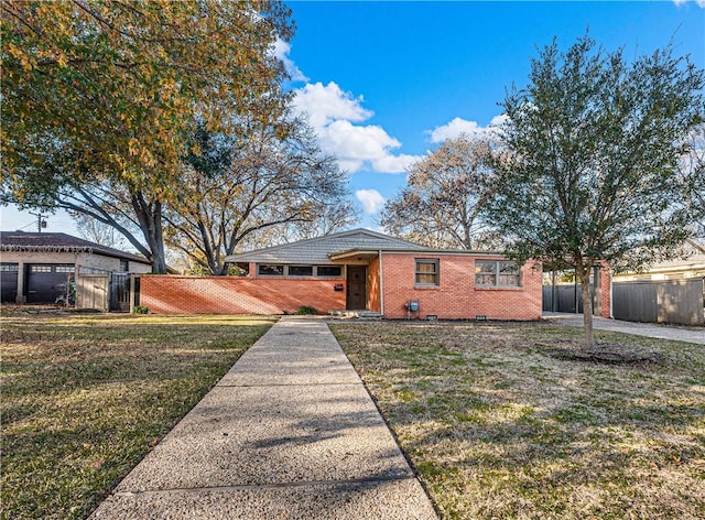 single story home featuring a front lawn