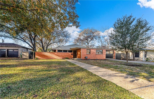 single story home featuring a front lawn