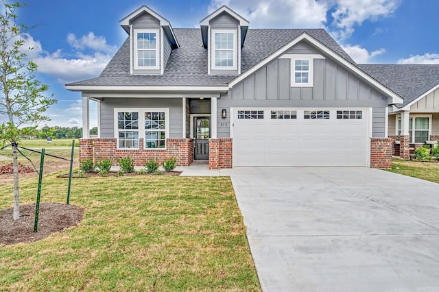 view of front of property featuring a front lawn