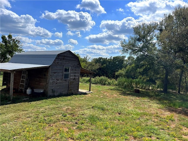 view of yard with a storage unit