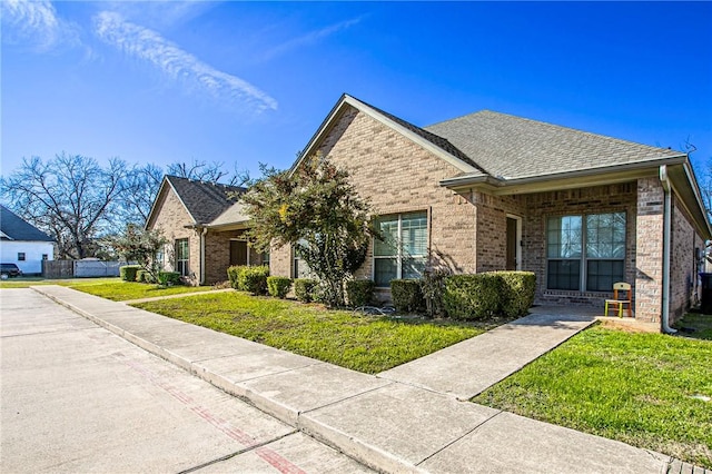 view of front of house featuring a front yard