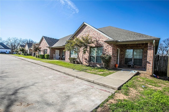 view of front of house featuring a front yard