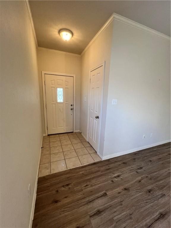 entryway featuring crown molding, light wood-style flooring, and baseboards